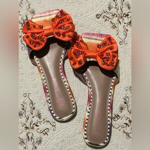 Betsey Johnson Womens Daisyy Rhinestone Bow Slide Sandals